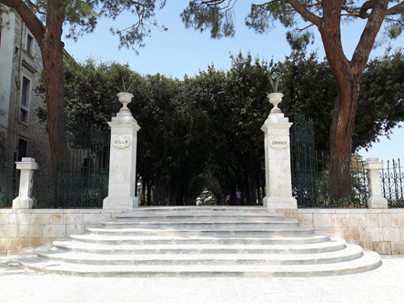 conversano, pouilles, villa garibaldi, entree